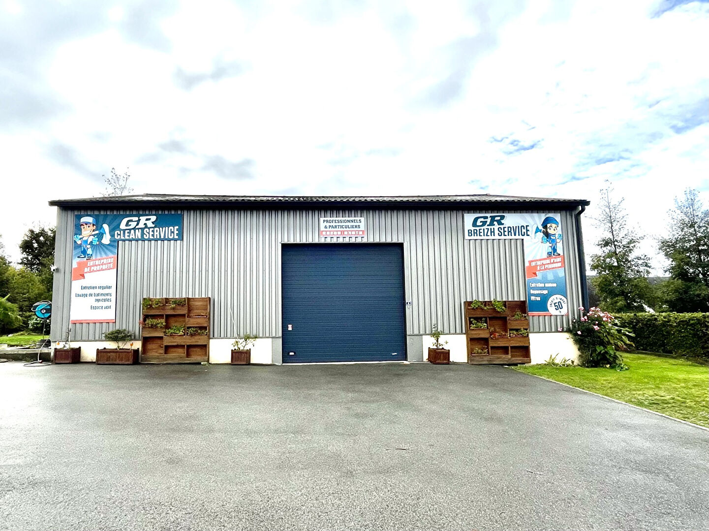 Local commercial 180 M2 avec loft Pleyben