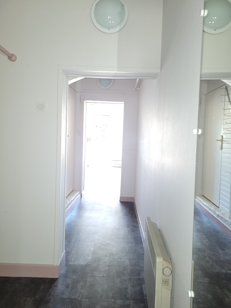 Photo CENTRE VILLE LA SOUTERRAINE - LOCAL PROFESSIONNEL OU COMMERCIAL image 4/6