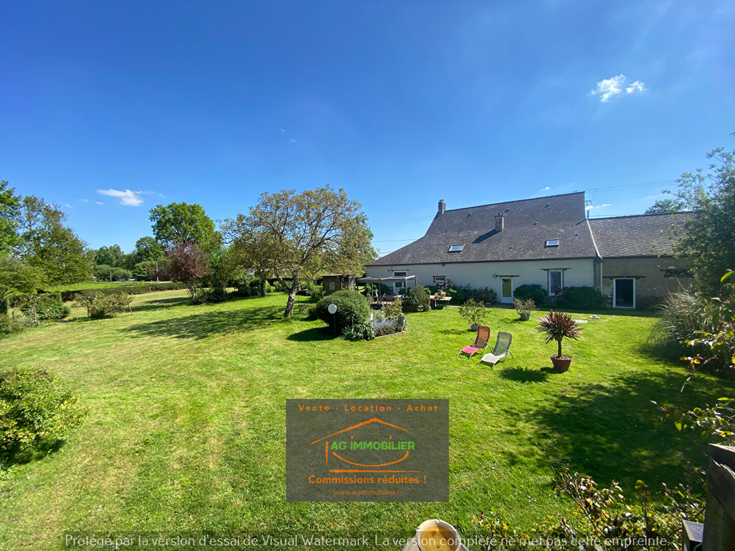 Photo Longère de 178 m² habitables sur un terrain entièrement clos et arboré de 6650 m². + dépendances image 2/6