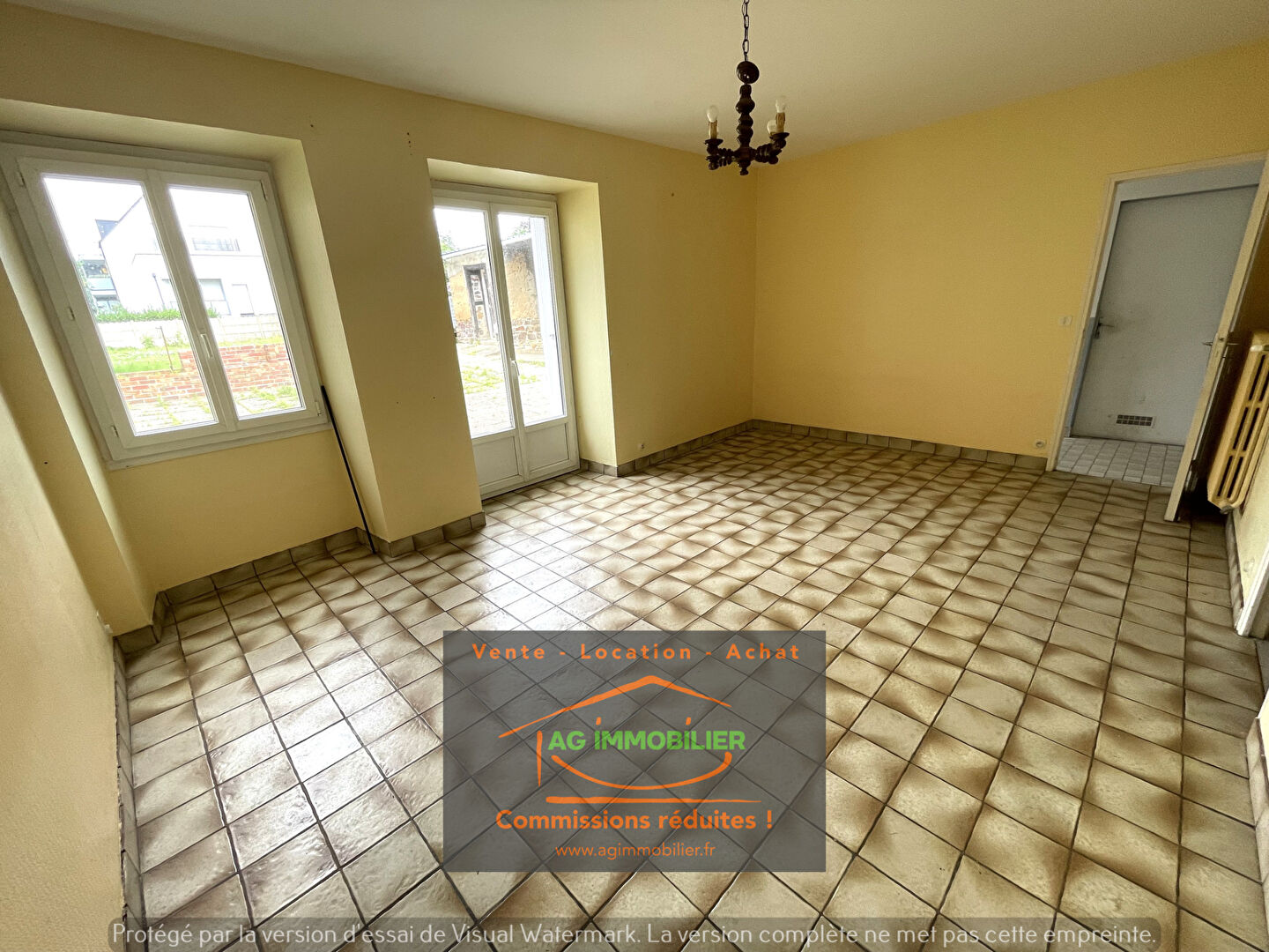 Photo SAINT GILLES - Hyper centre - Maison de bourg à fort potentiel -100m²  hab env + grenier amén 40 m² sol env sur terrain clos de près de 800 m² image 4/6