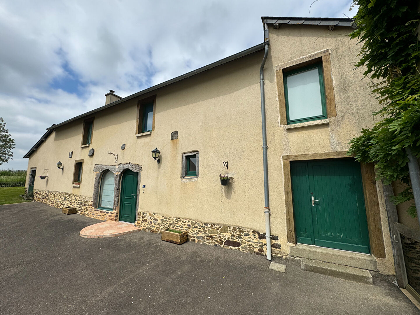 Photo Pacé, longère non mitoyenne de 183m² sur 1200m² de terrain au calme avec logement indépendant louable ! image 2/6