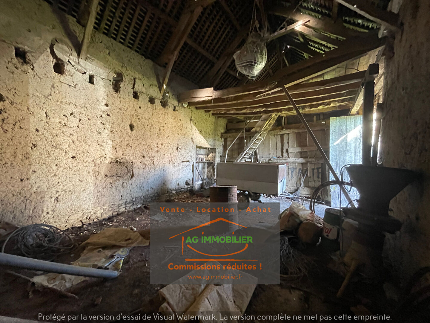 Photo SAINT GILLES - Spacieuse bâtisse/longère de 260 m² à rénover entièrement sur terrain de 4 400m² env image 3/6