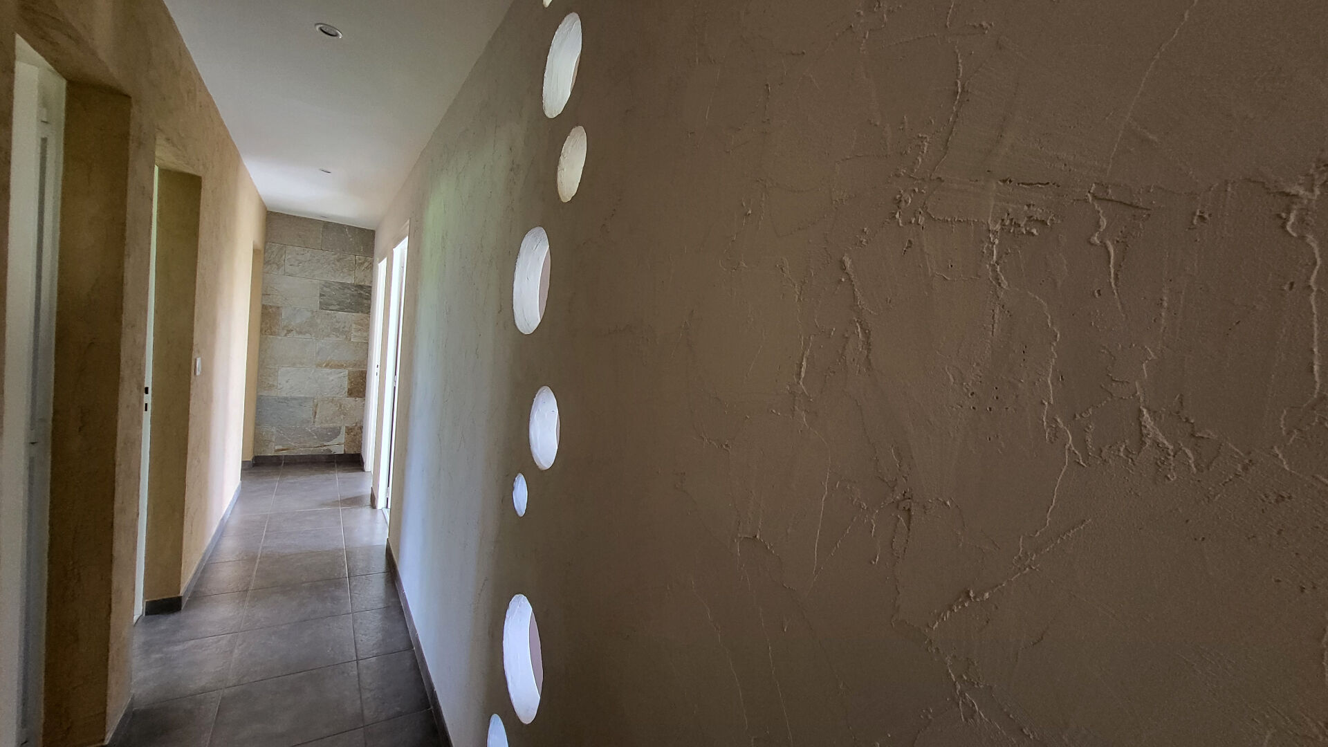 Photo Maison avec vie de plain-pied, sur sous-sol , quatre chambres, avec grand terrain image 4/6