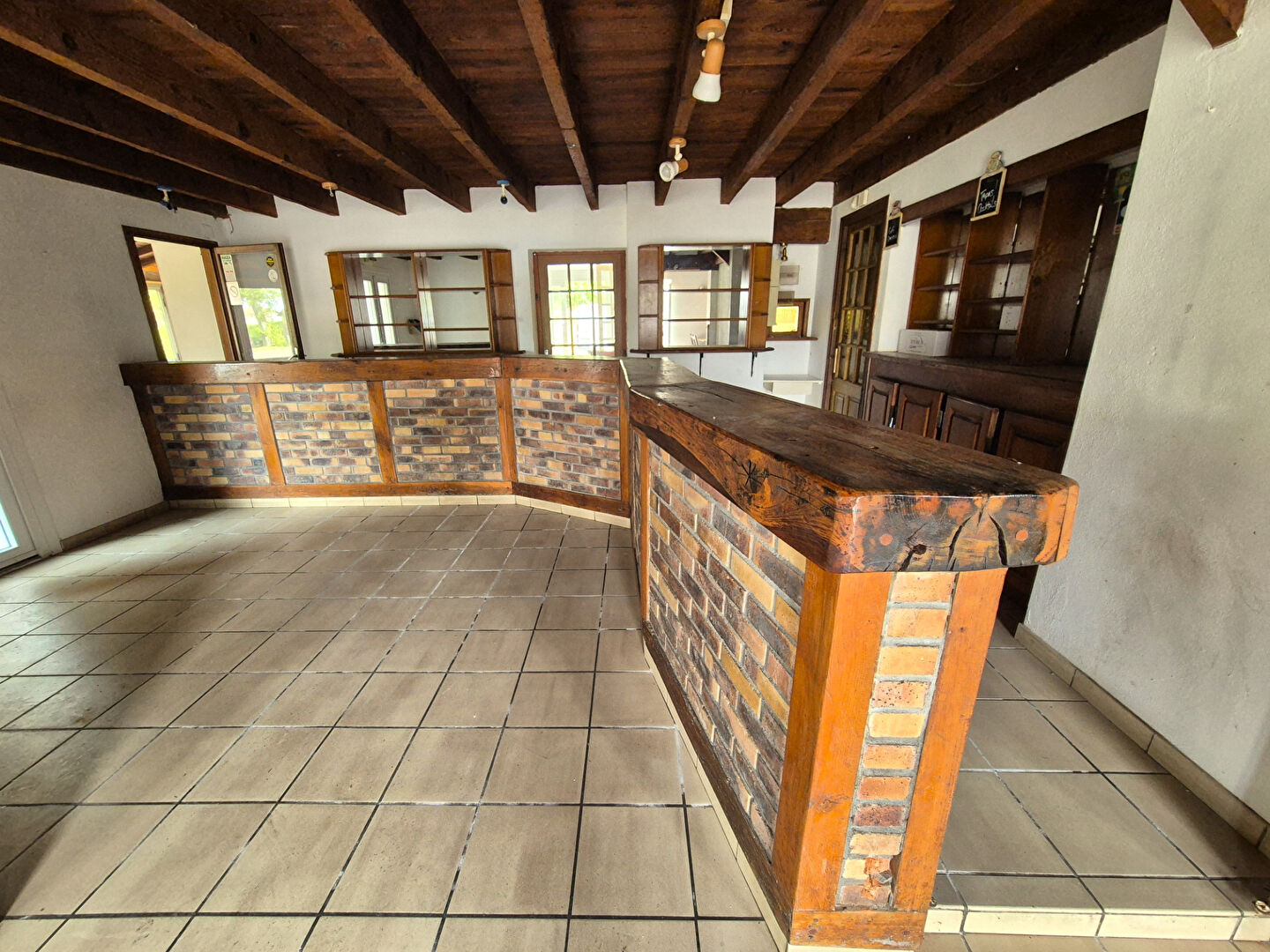 Photo Immeuble à usage commercial image 2/4