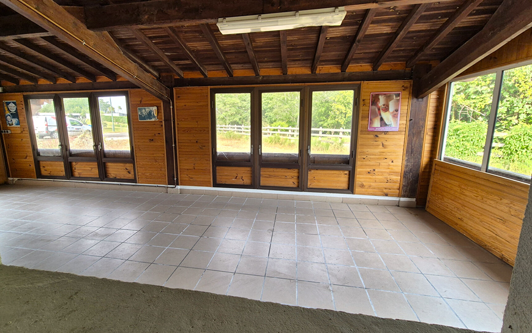 Photo Immeuble à usage commercial image 3/4