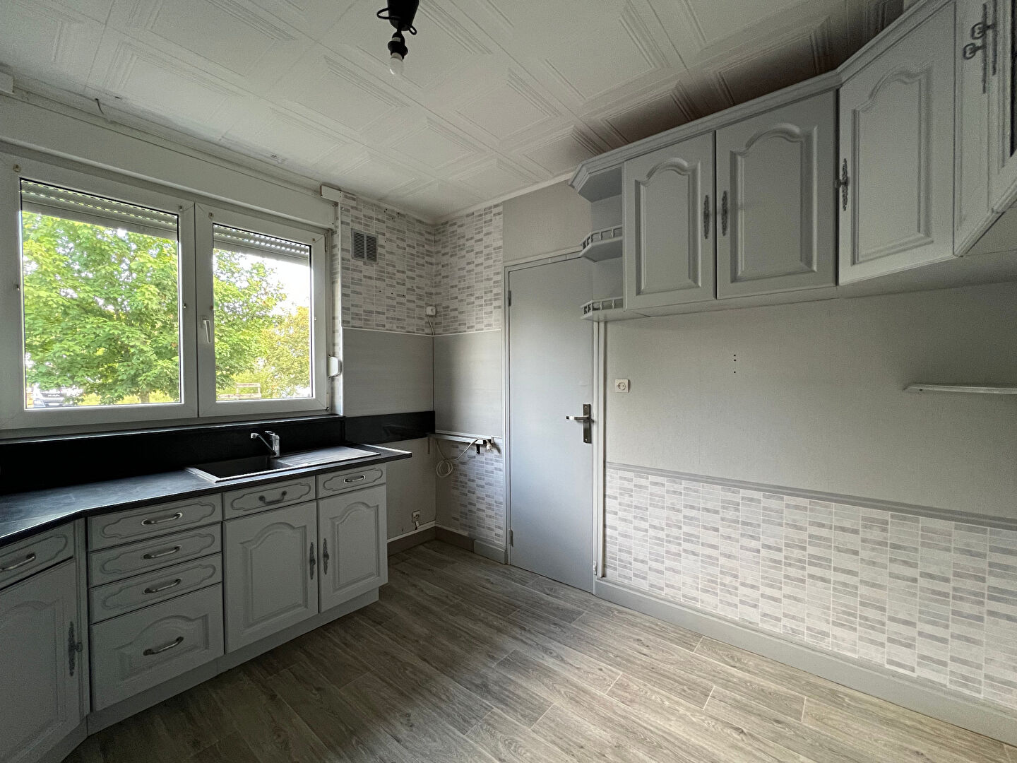 Photo A Thionville, appartement proche du centre ville avec 4 chambres et garage. image 2/4