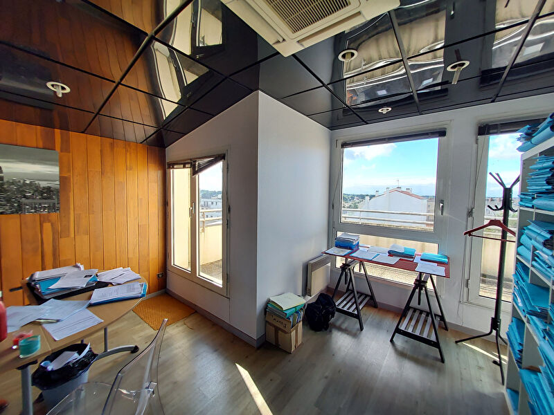 Photo Bureaux La Roche Sur Yon 4 pièce(s) 50.75 m2 image 1/6