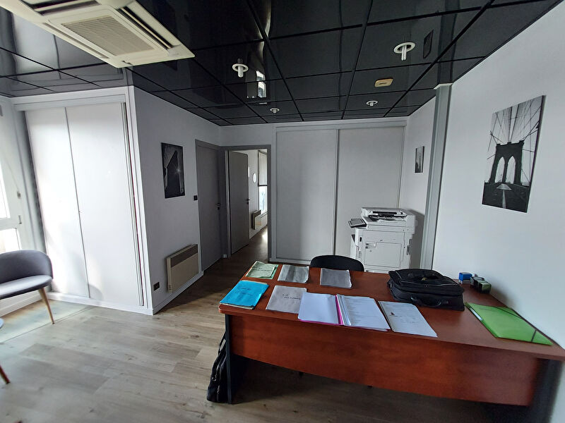 Photo Bureaux La Roche Sur Yon 4 pièce(s) 50.75 m2 image 2/6