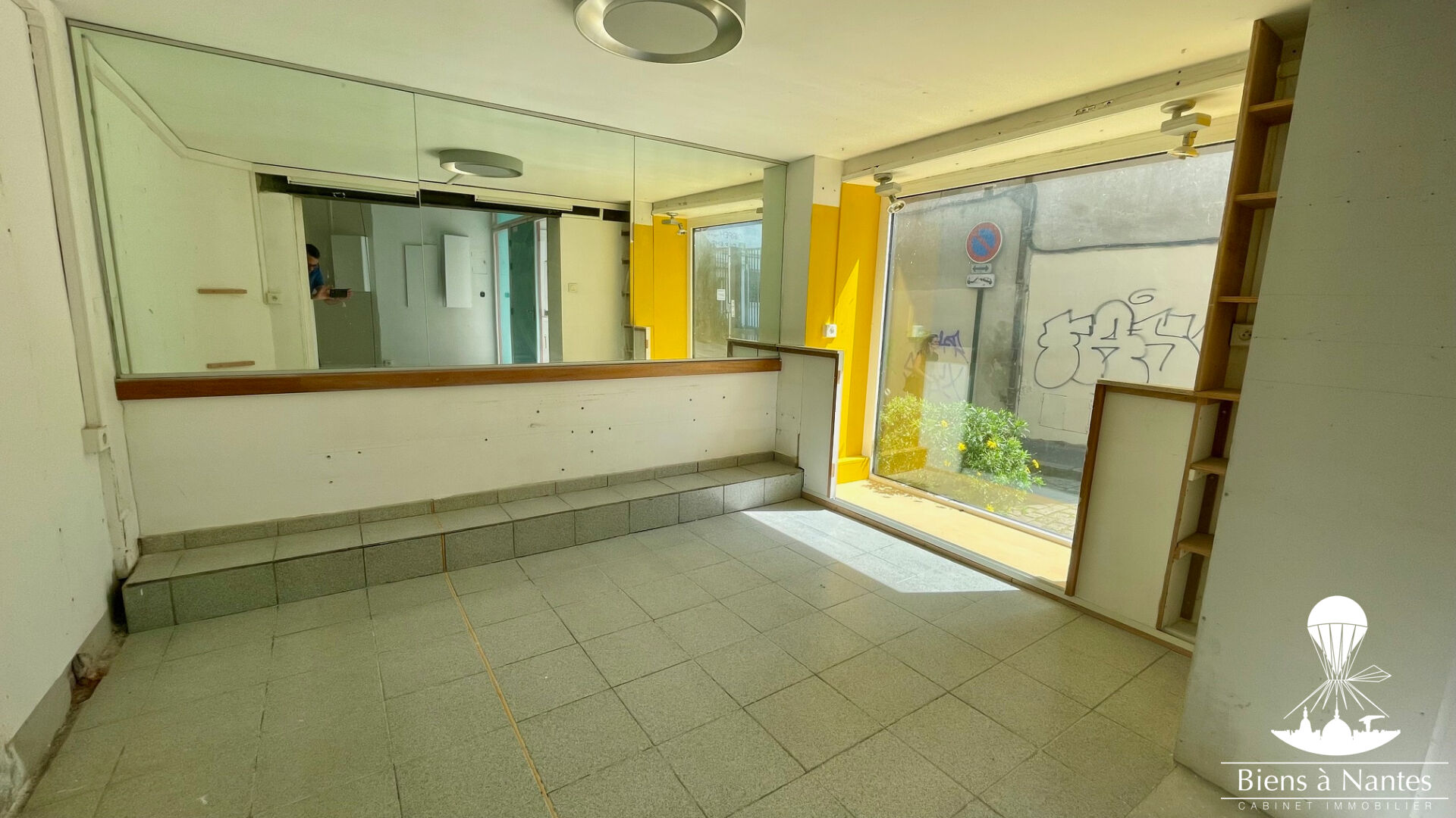 LOCAL COMMERCIAL + APPARTEMENT + GARAGE