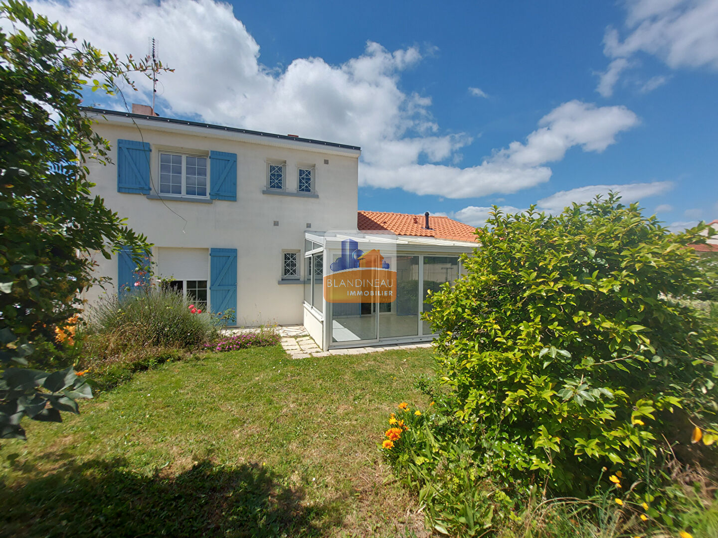 RARE - BOUGUENAIS LES COUETS - Grande maison avec 3 chambres, garage et jardin