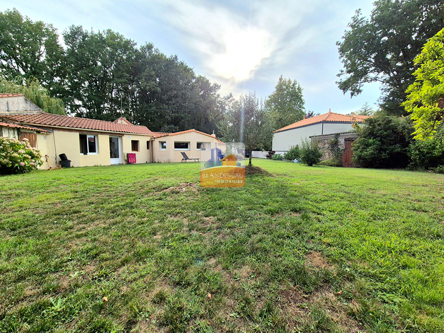 LA CHEVROLIERE, QUARTIER PASSAY MAISON 166 m² - 3 CH - GRAND GARAGE - + 1000 m² DE PARCELLE