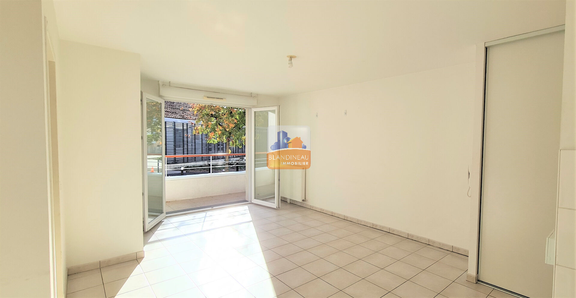 Photo SAINT HERBLAIN BOURG-immeuble de 2014, T2 avec balcon et parking s/s sol image 1/6