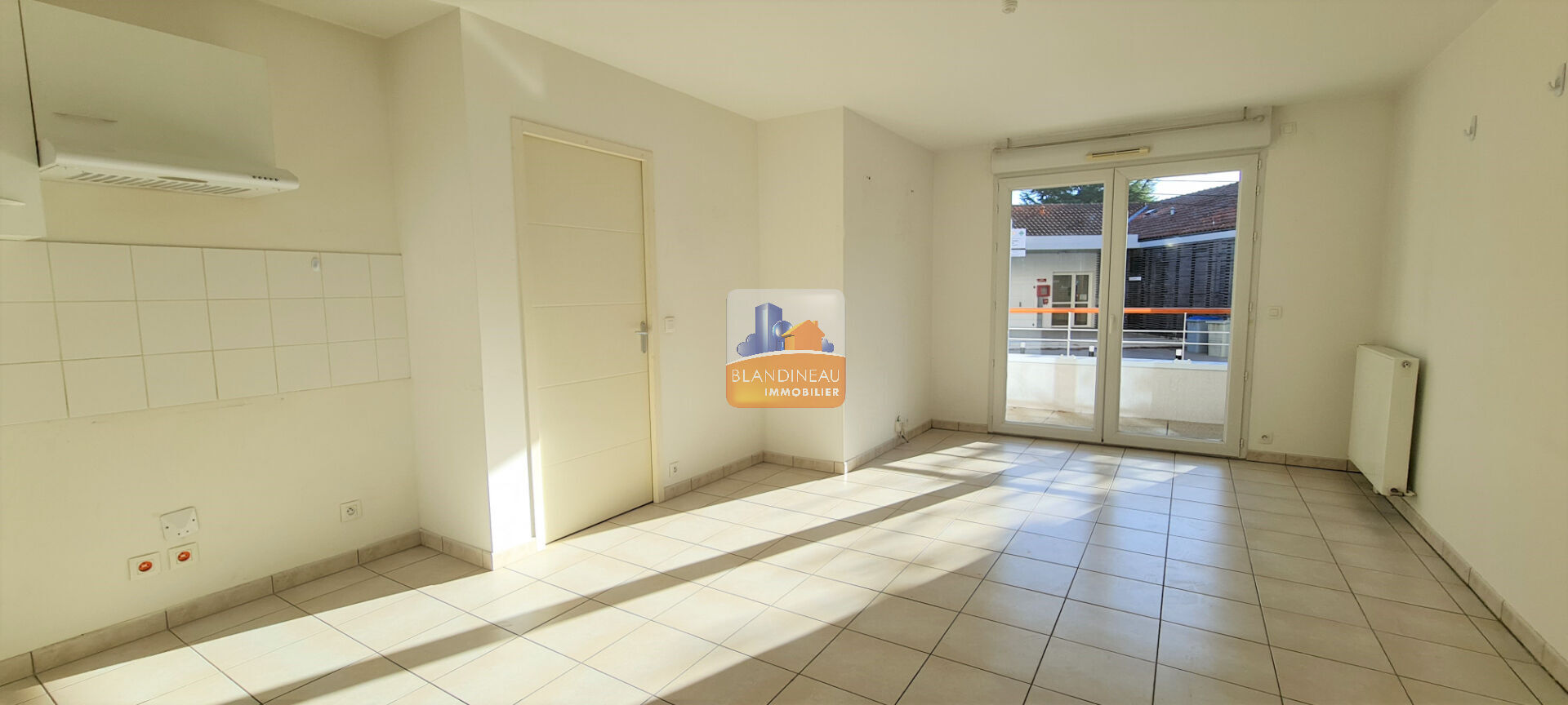 Photo SAINT HERBLAIN BOURG-immeuble de 2014, T2 avec balcon et parking s/s sol image 2/6