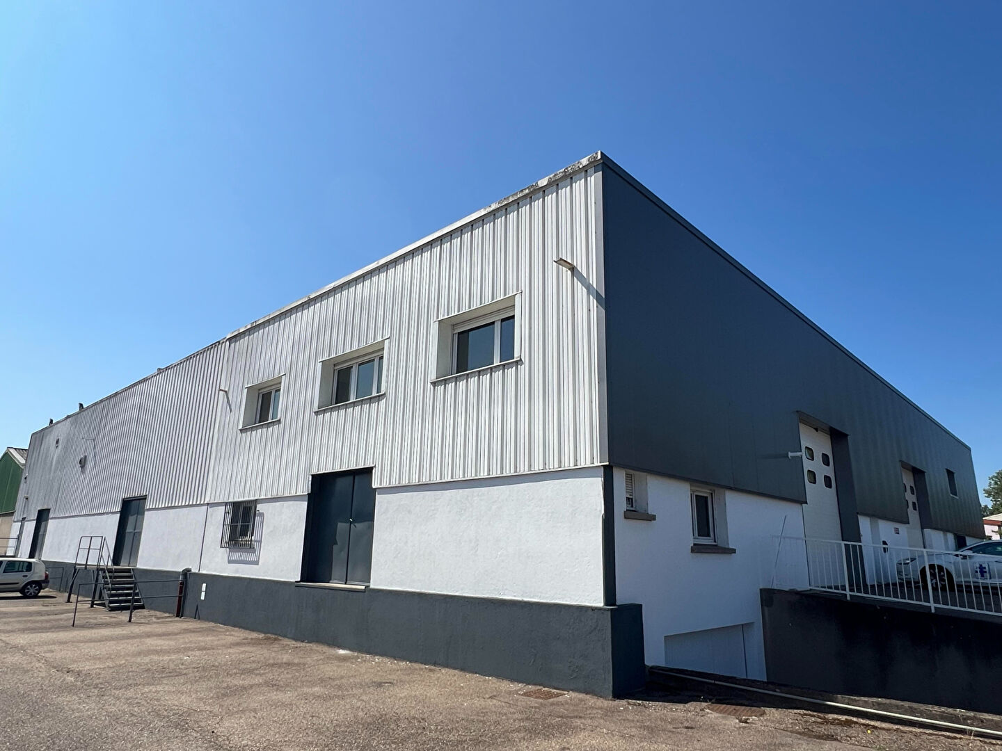 Photo Location à Marly : 305 m² avec Bureaux, Entrepôt Chauffé et Stationnement image 1/1