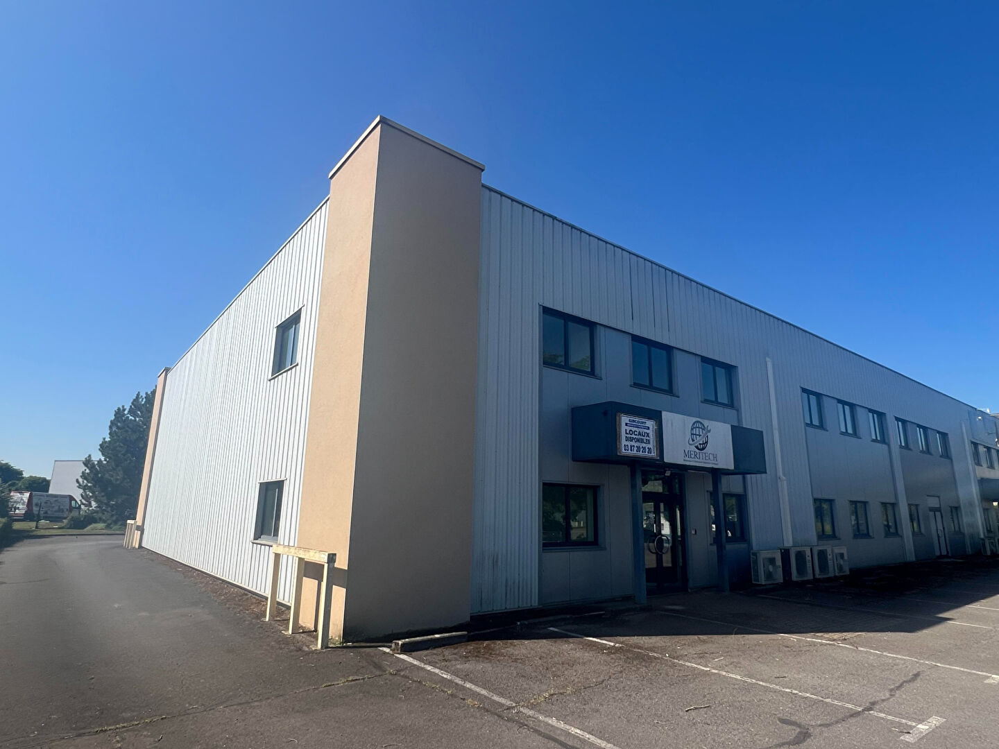 Photo A LOUER : BATIMENT D'ACTIVITE DE 910M2 ZONE EUROMOSELLE - FEVES image 2/6