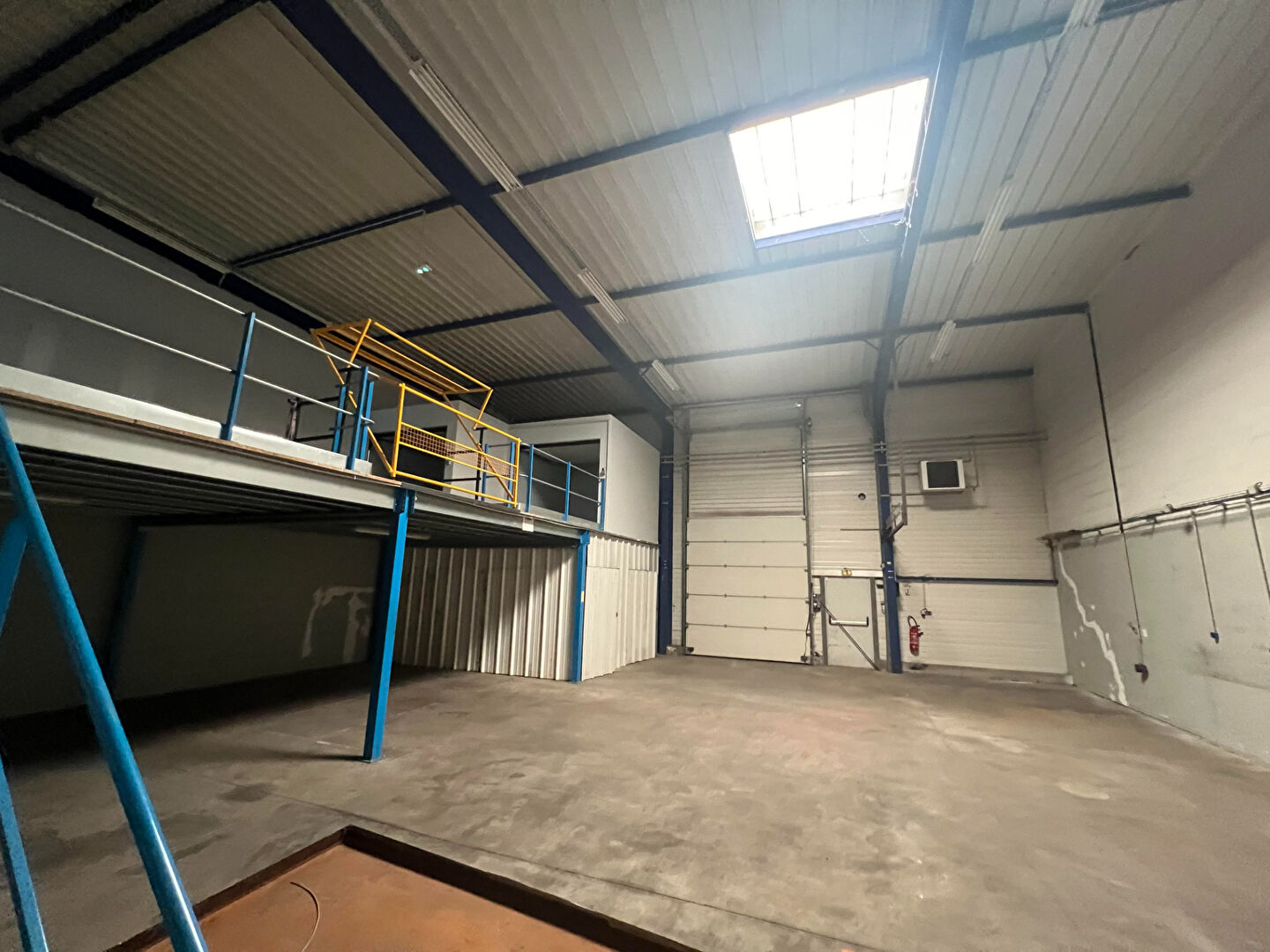 Photo A LOUER : BATIMENT D'ACTIVITE DE 910M2 ZONE EUROMOSELLE - FEVES image 5/6