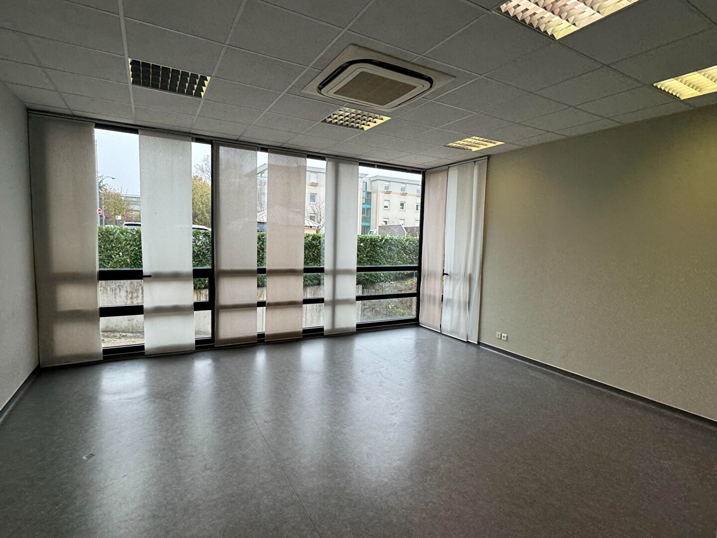 Photo Bureaux équipés de 67m² avec Parking Privatif - Opportunité Unique à Saisir ! image 2/6