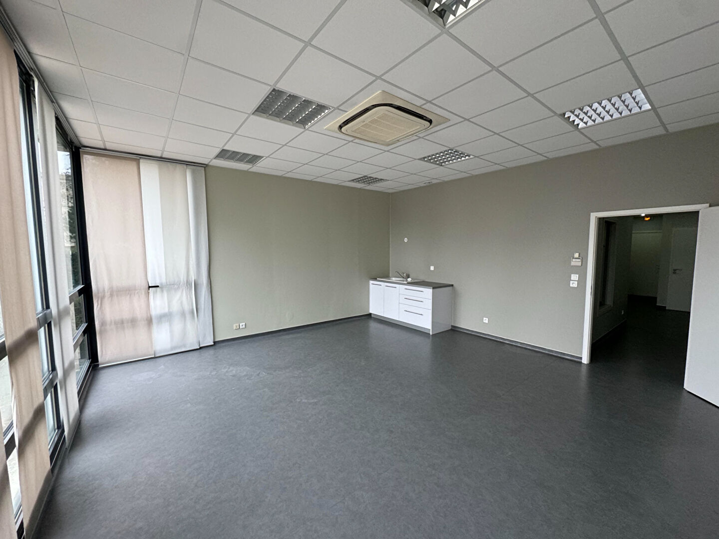 Photo Bureaux équipés de 67m² avec Parking Privatif - Opportunité Unique à Saisir ! image 3/6