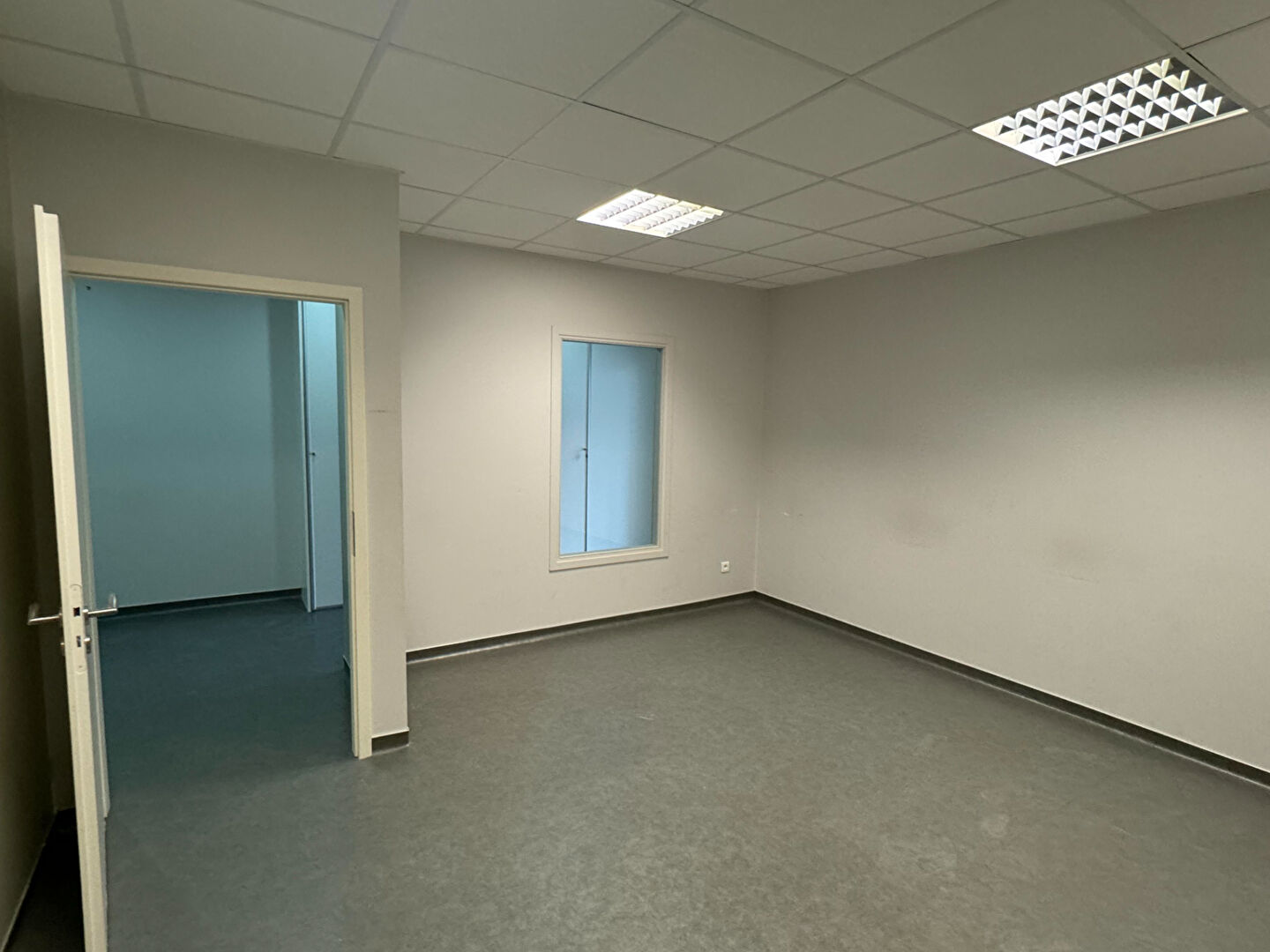 Photo Bureaux équipés de 67m² avec Parking Privatif - Opportunité Unique à Saisir ! image 5/6