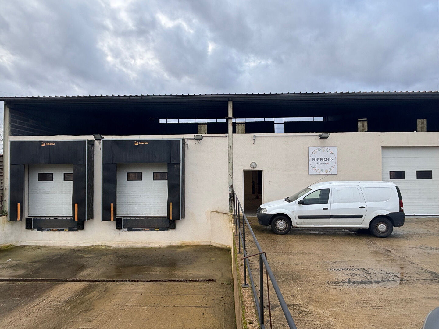 Photo A LOUER EN EXCLUSIVITE LOCAL D'ACTIVITE A RICHEMONT AVEC PARKING image 2/6