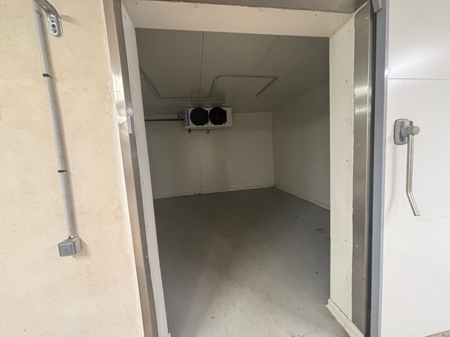 Photo A LOUER EN EXCLUSIVITE LOCAL D'ACTIVITE A RICHEMONT AVEC PARKING image 3/6