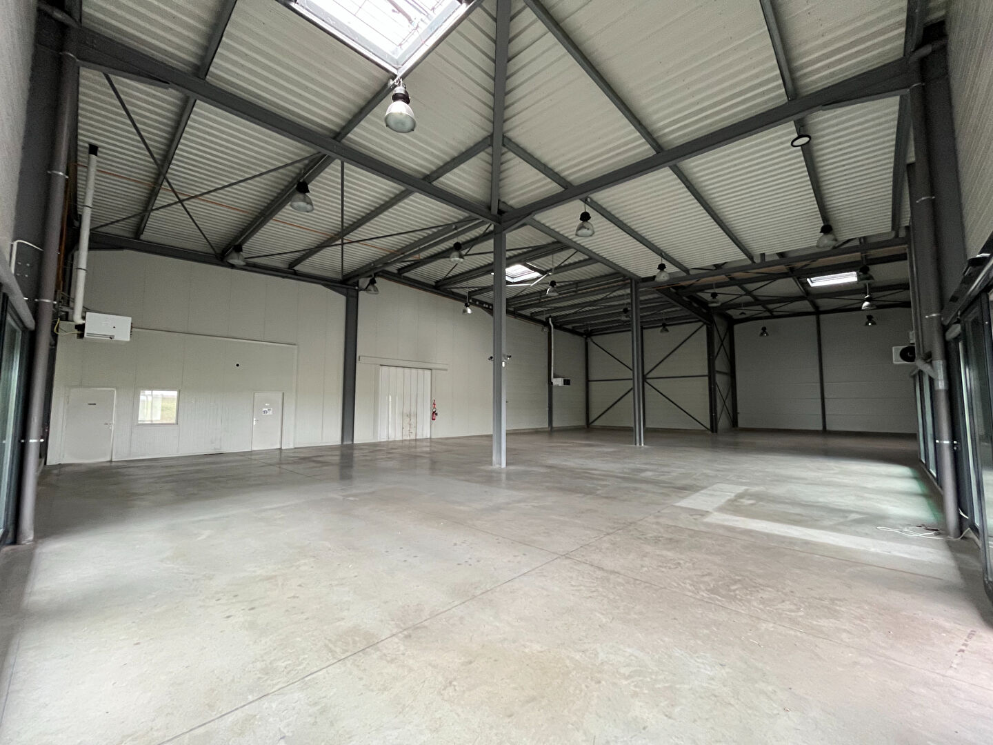 Photo Local d'activité 706 m² à vendre ? Argancy, dépôts chauffés, bureaux équipés, porte sectionnelle électrique image 3/6