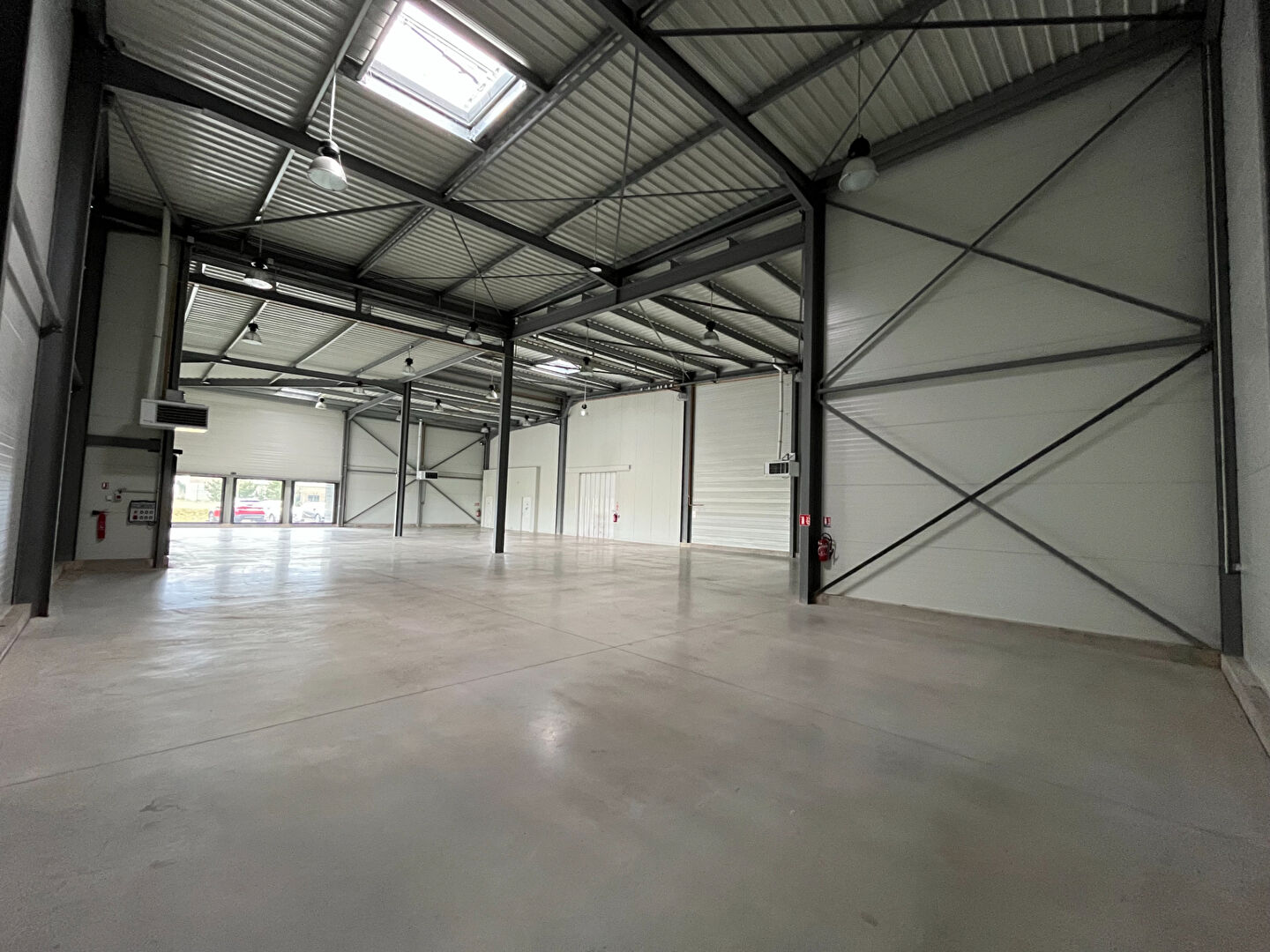 Photo Local d'activité 706 m² à vendre ? Argancy, dépôts chauffés, bureaux équipés, porte sectionnelle électrique image 6/6