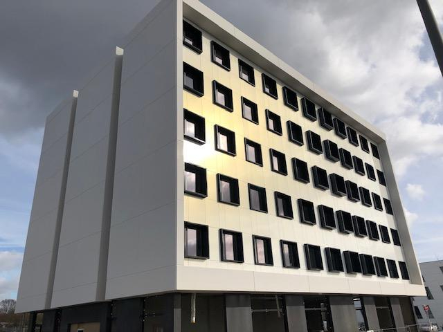 A VENDRE AU RDC DE L'IMMEUBLE 