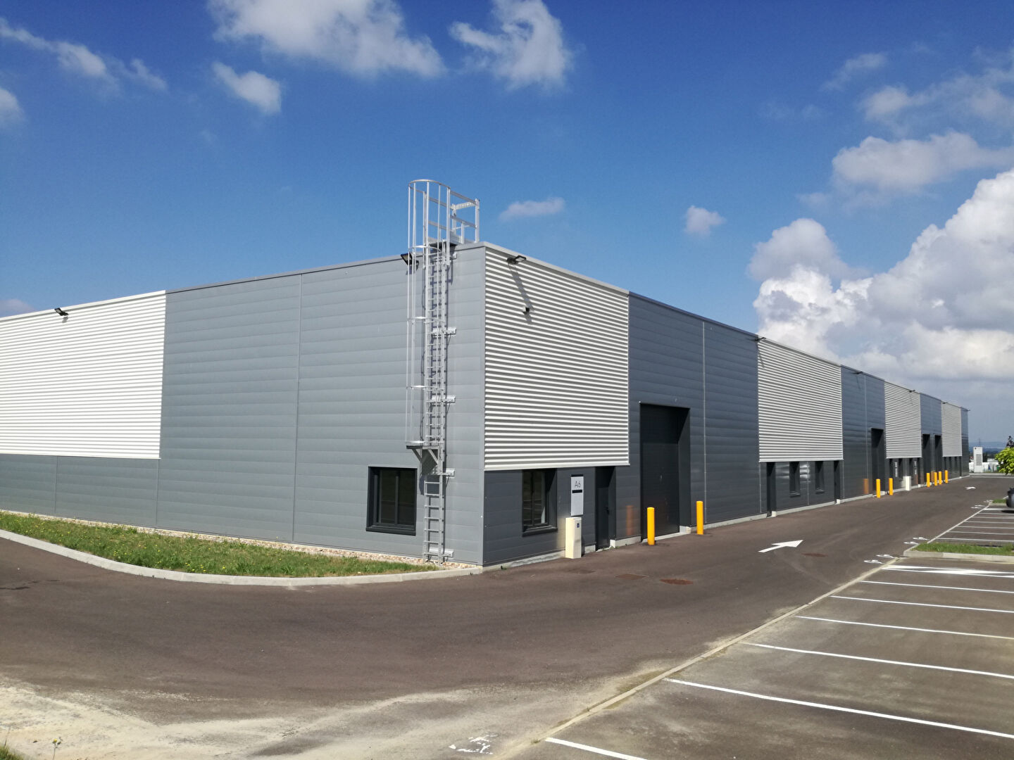 Local d'activité 406 m² à louer ? Flévy, entrepôt avec bureaux, porte sectionnelle et parkings privatifs