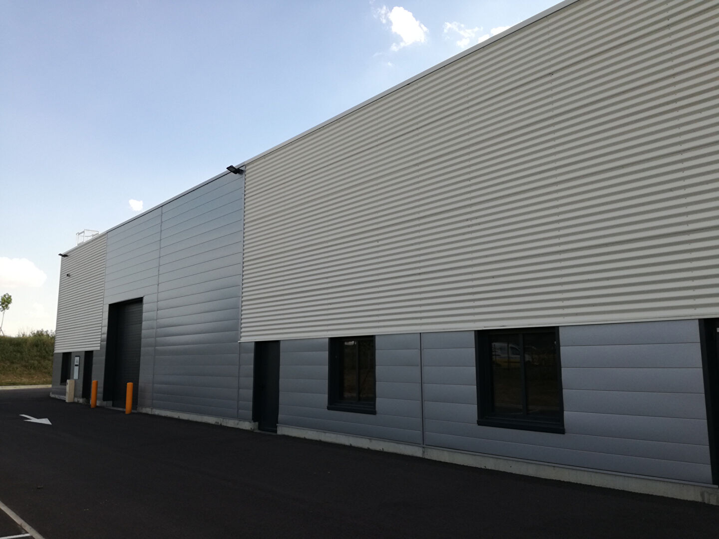 Photo Local d'activité 406 m² à louer ? Flévy, entrepôt avec bureaux, porte sectionnelle et parkings privatifs image 2/3