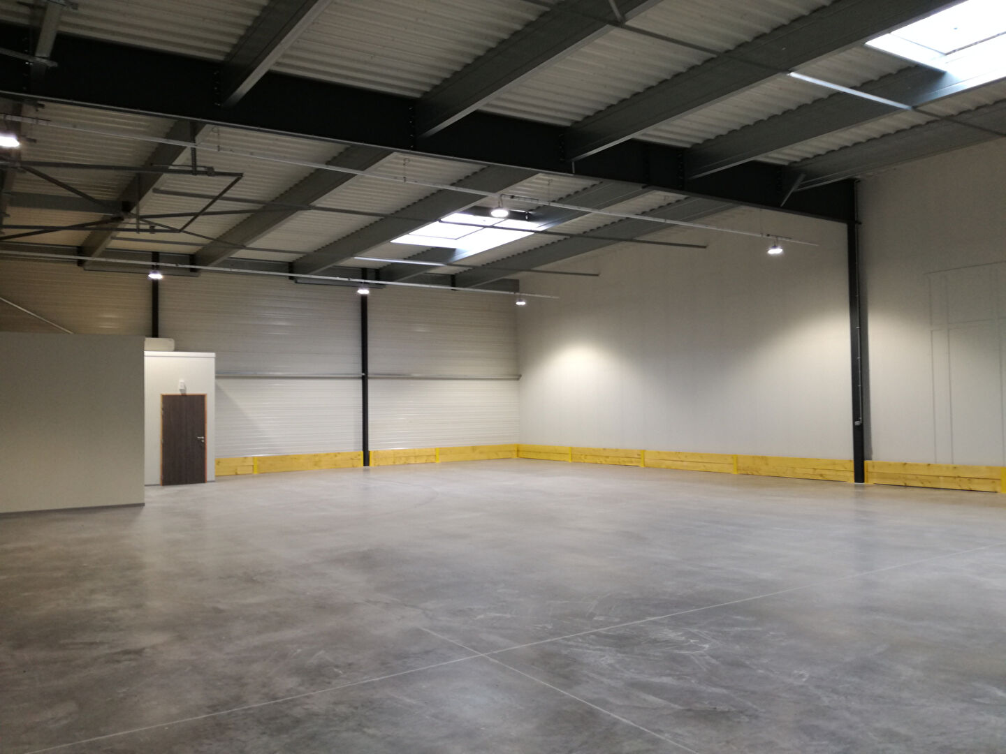 Photo Local d'activité 406 m² à louer ? Flévy, entrepôt avec bureaux, porte sectionnelle et parkings privatifs image 3/3