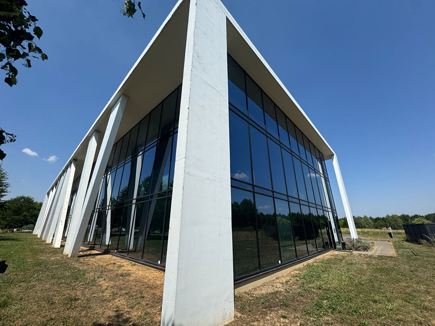 Photo EN EXLUSIVITE - BUREAUX A LOUER 150 M² - NORROY LE VENEUR - ZONE ECOPARC image 1/1