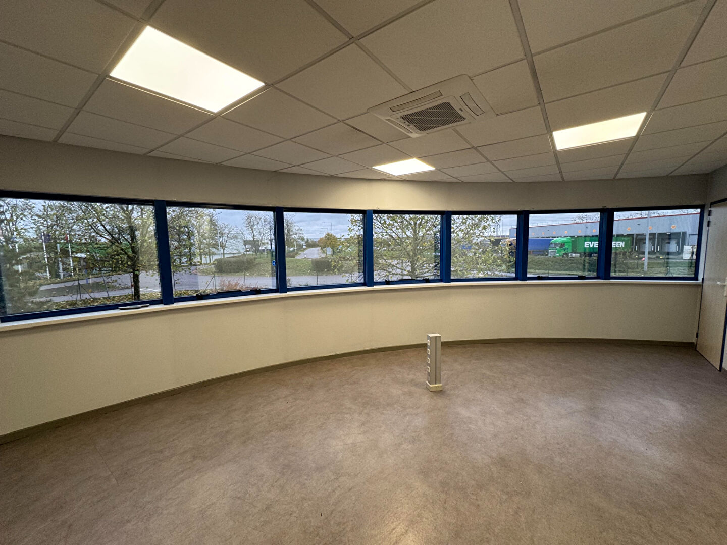 Photo Local d'activité à Ennery de 3399 m² Disponible Immédiatement image 4/6