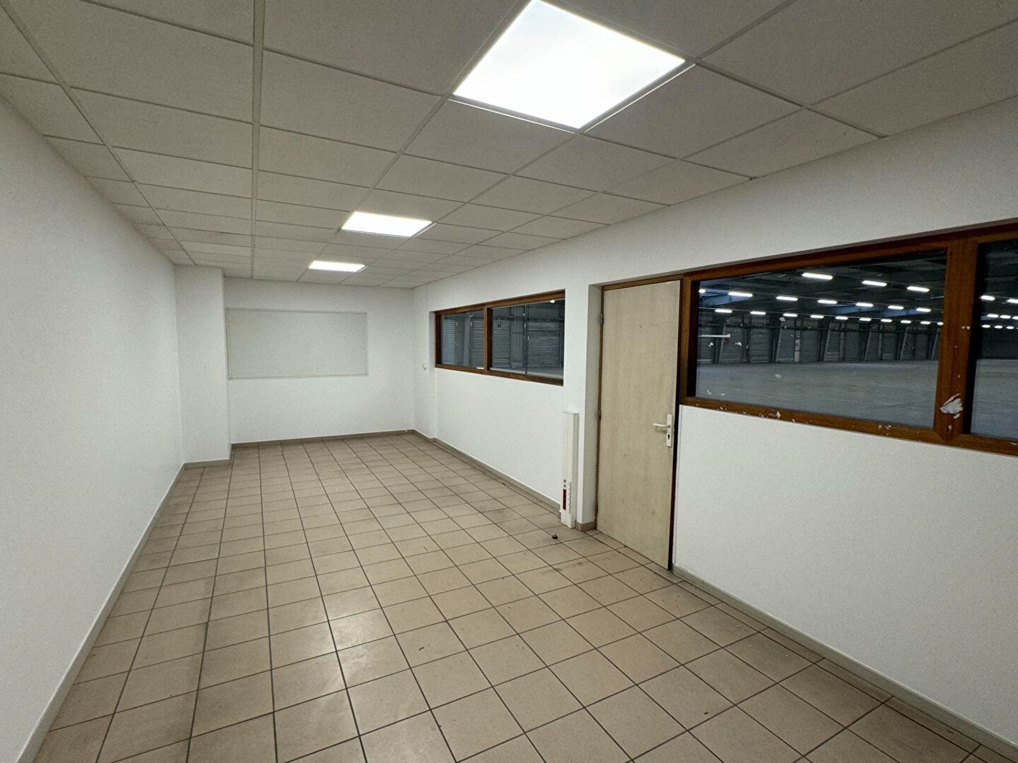 Photo Local d'activité à Ennery de 3399 m² Disponible Immédiatement image 5/6