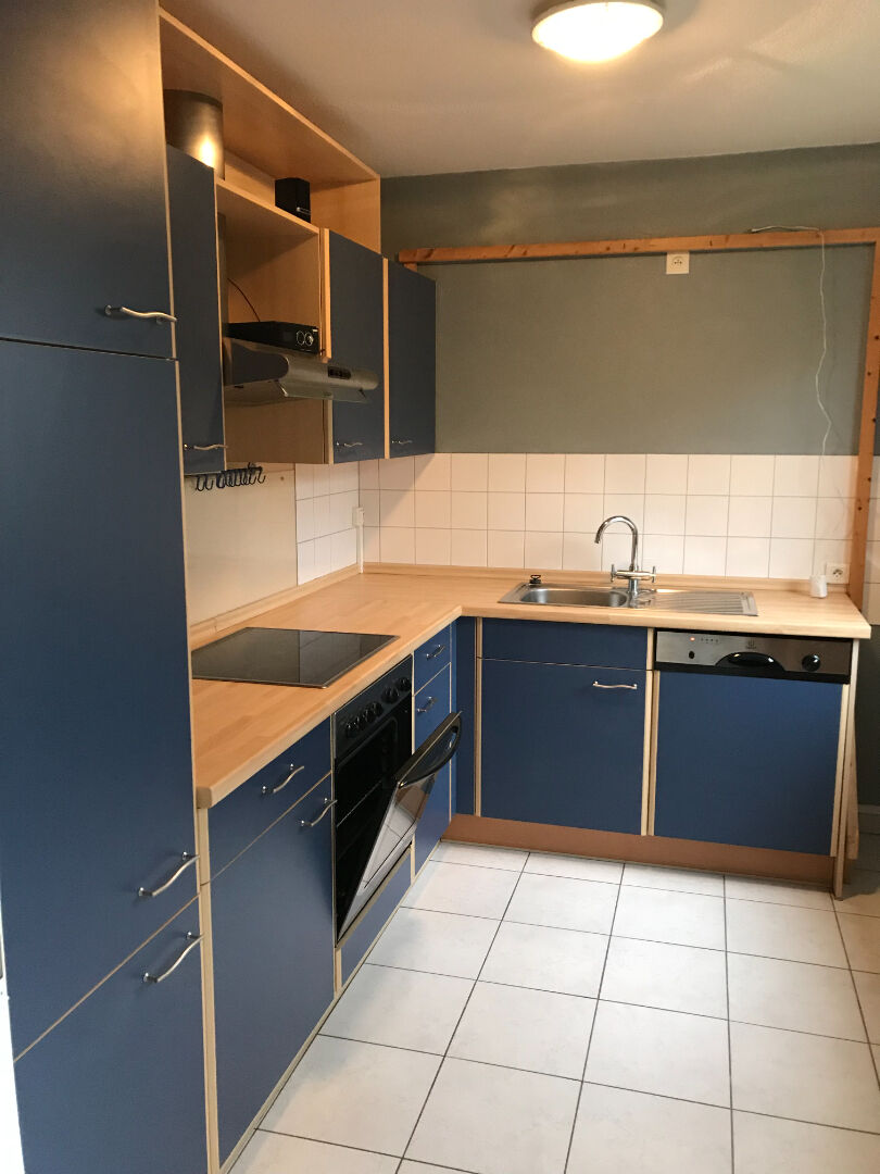 OETING : À saisir ! Grand studio avec balcon et garage