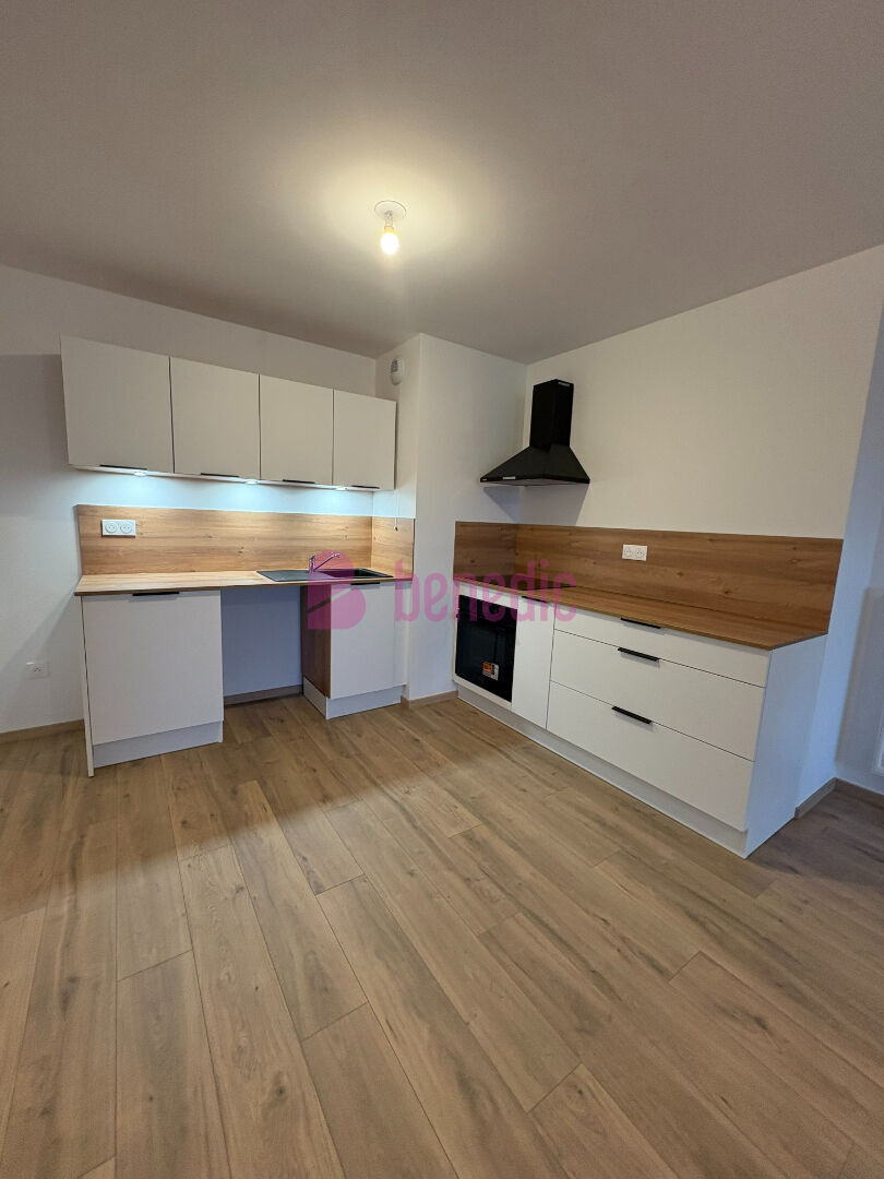 F3-proche METZ TECHNOPOLE - ARRET METTIS - PARKING EXTERIEUR