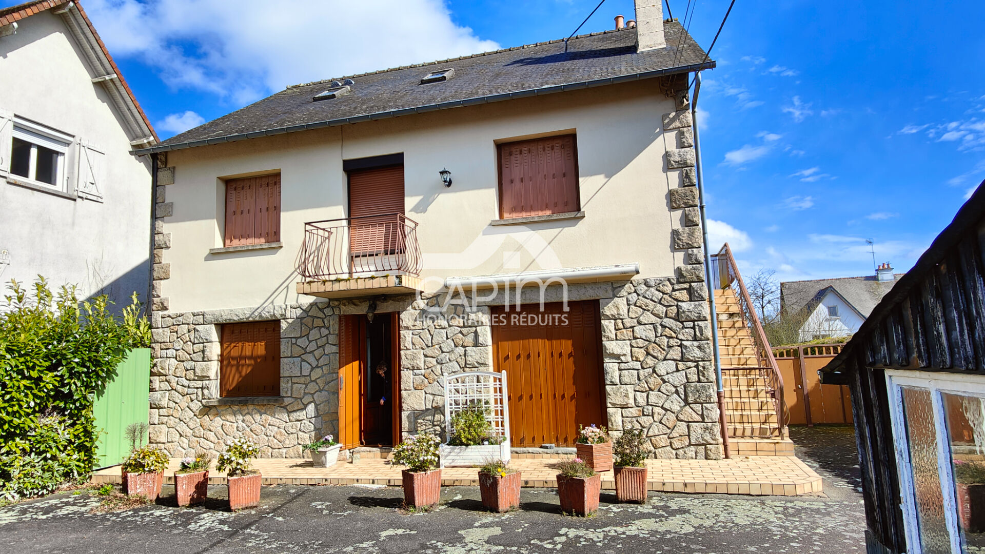 Maison de bourg  Maen Roch,148.4m²+ grenier 60m², 4ch, ST Brice, divisée en 2 logements avec 4 garages