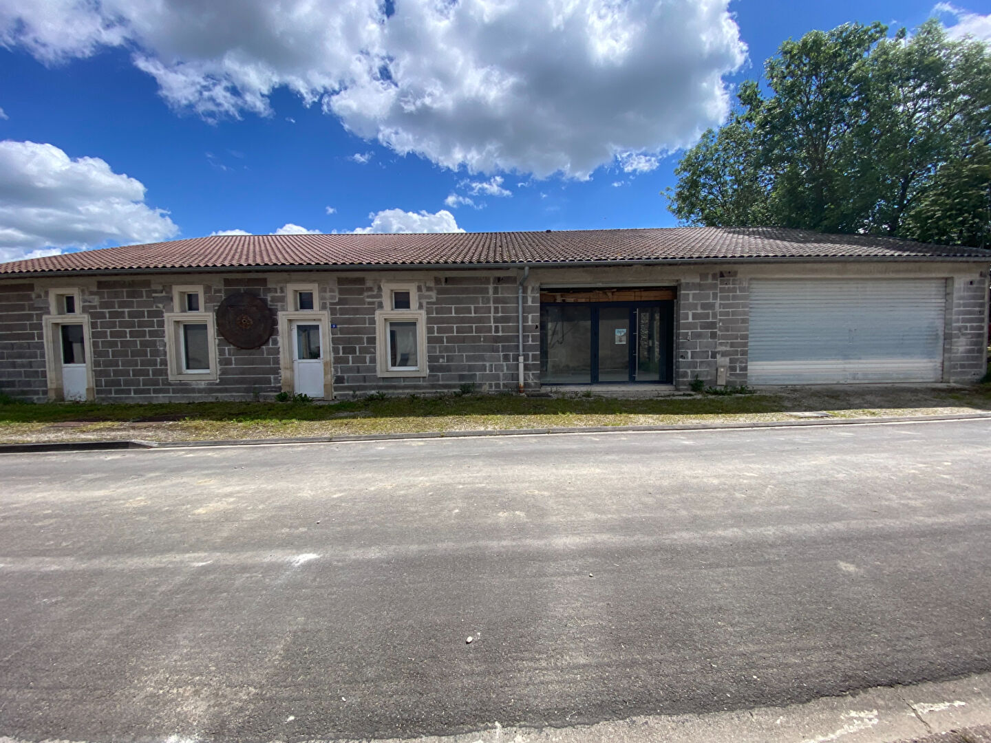 Photo Lavallée : Immeuble de qualité à usage commercial, industriel ou éventuellement d'habitation. image 1/6