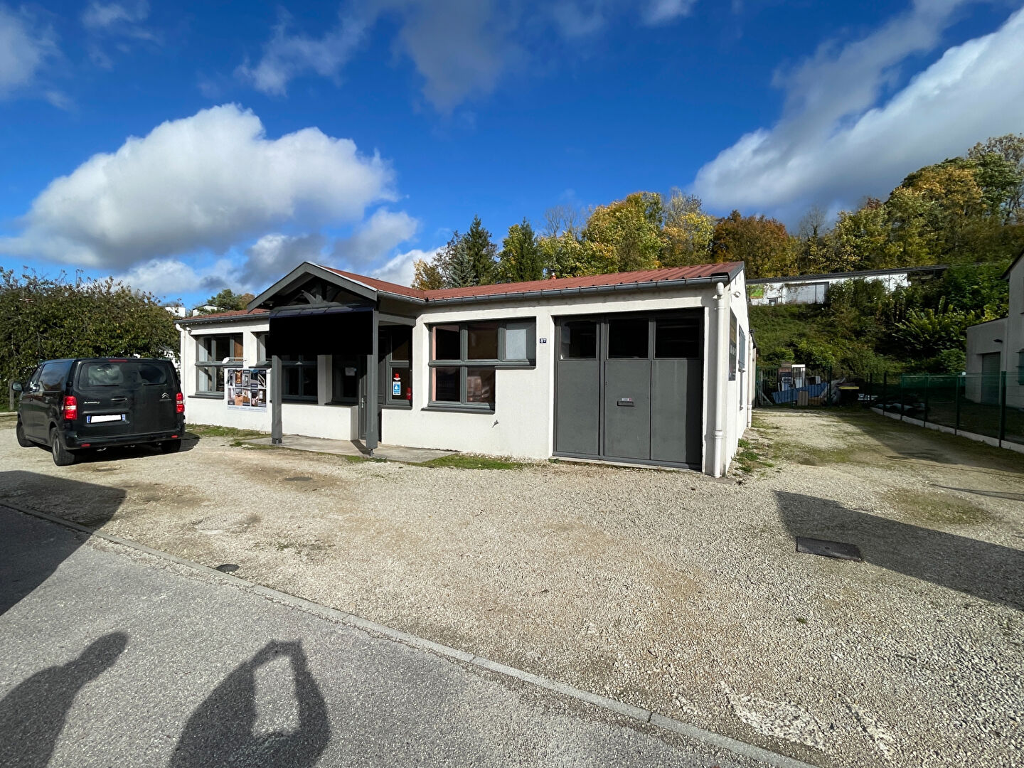 Fains Véel : Immeuble commercial ou artisanal avec parking.