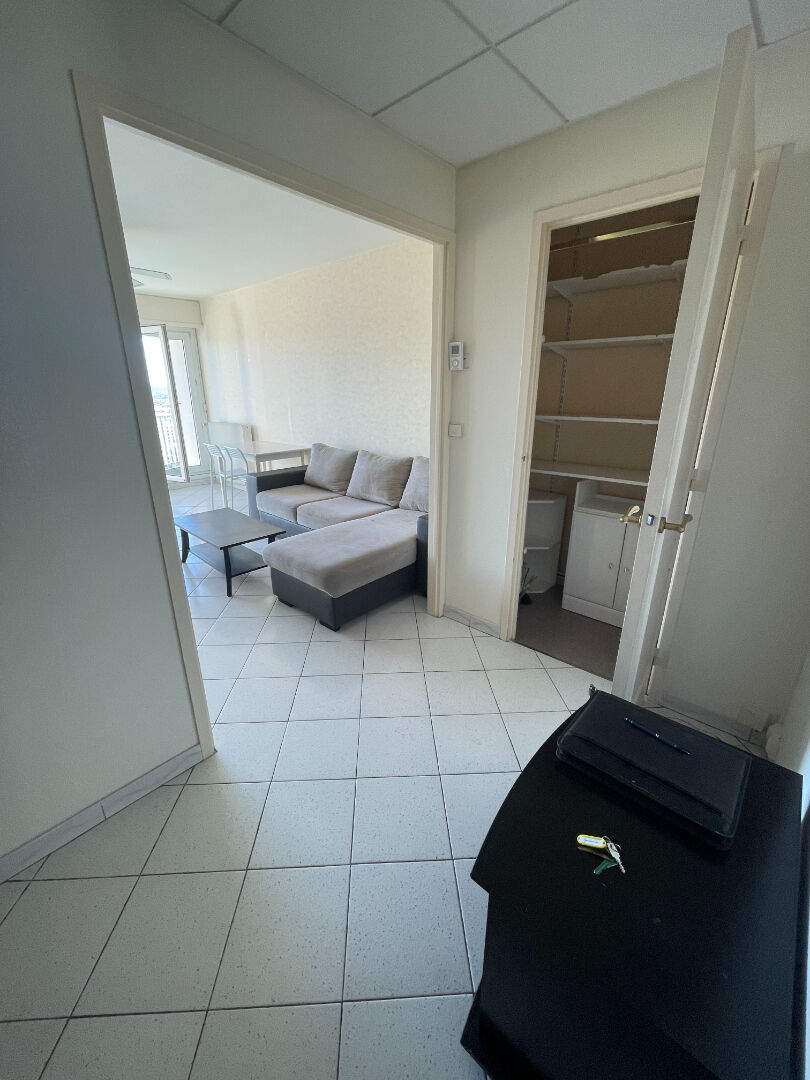 Photo Nancy, dans résidence calme : Lumineux appartement de type 2 avec balcons et garage. image 3/6