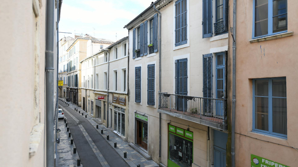 A vendre local commercial dans immeuble entièrement rénové éligble