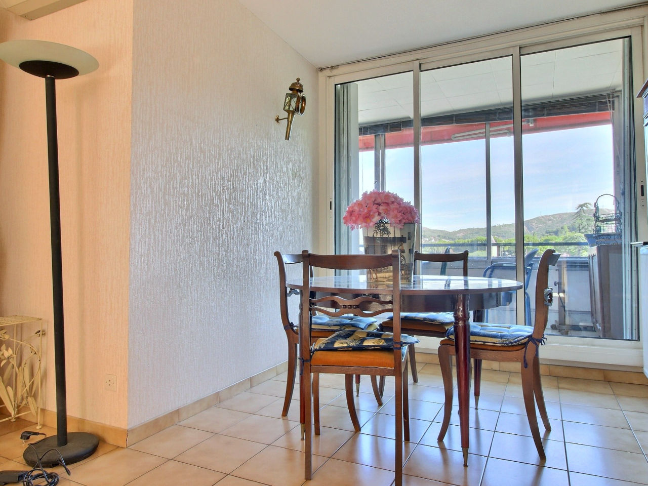 Appartement Plan De Cuques centre, 3 pièces 80 m², vue dégagée Plande