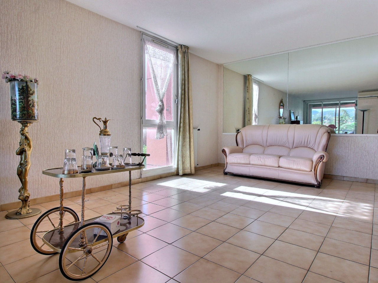 Appartement Plan De Cuques centre, 3 pièces 80 m², vue dégagée PlandeCuques 13380