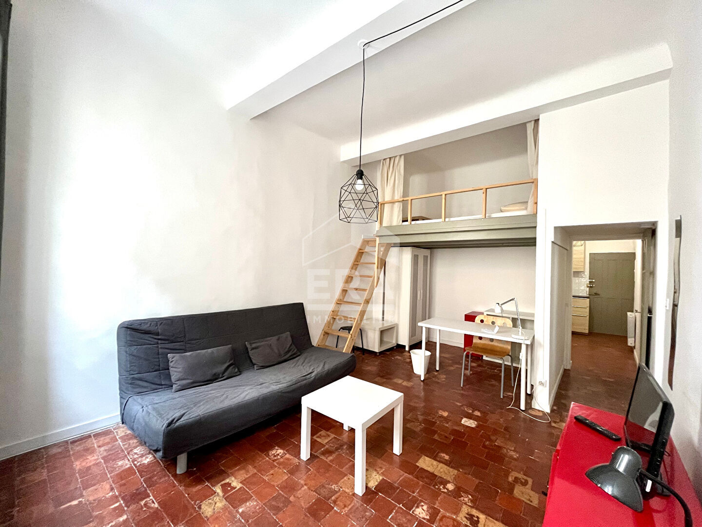 Photo A LOUER - AIX EN PROVENCE - STUDIO MEUBLE AVEC MEZZANINE - 30m² image 3/3