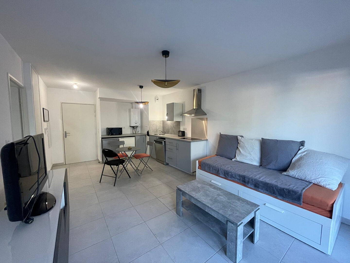 Photo A VENDRE - RESIDENCE SECURISEE ET RECENTE - T2 MEUBLE AVEC TRIPLE PARKING - 42.52m² image 1/6