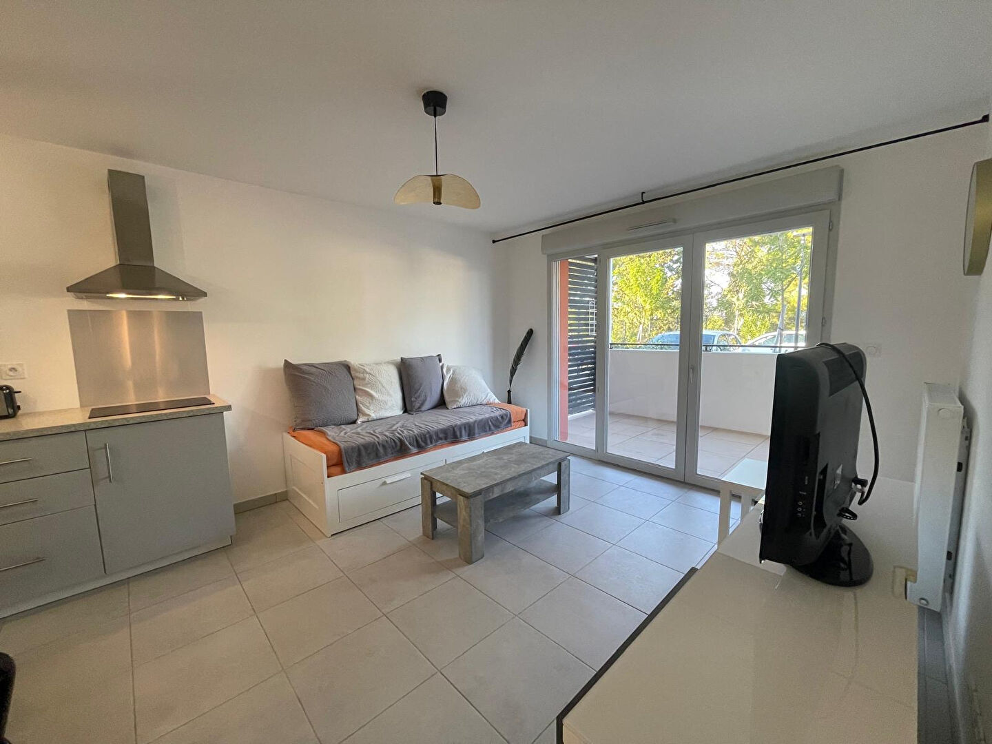 Photo A VENDRE - RESIDENCE SECURISEE ET RECENTE - T2 MEUBLE AVEC TRIPLE PARKING - 42.52m² image 2/6