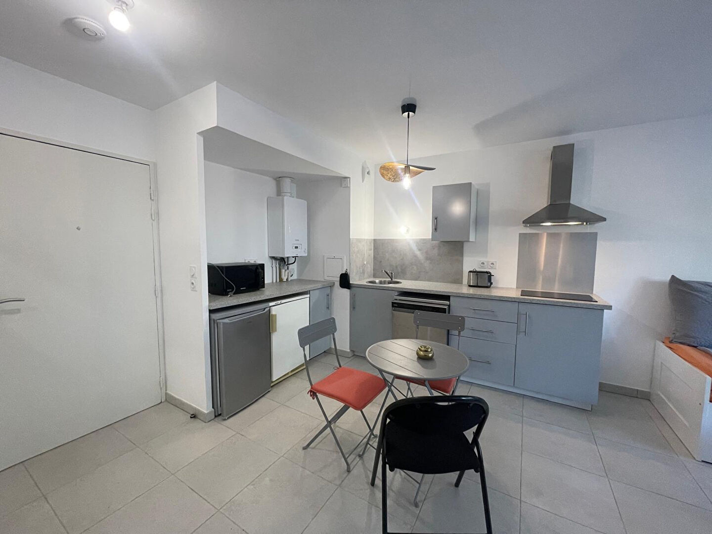 Photo A VENDRE - RESIDENCE SECURISEE ET RECENTE - T2 MEUBLE AVEC TRIPLE PARKING - 42.52m² image 3/6