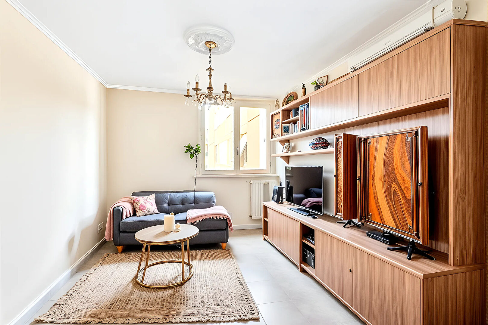 EXCLUSIVITE !  A vendre  AIX SUD grand T3/4 à rénover  en deuxième étage  expo Sud