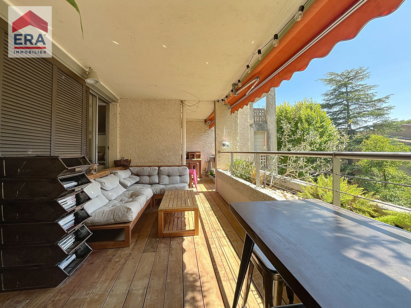Appartement LA TORSE Aix En Provence 5 pièces  terrasse piscine ascenceur .