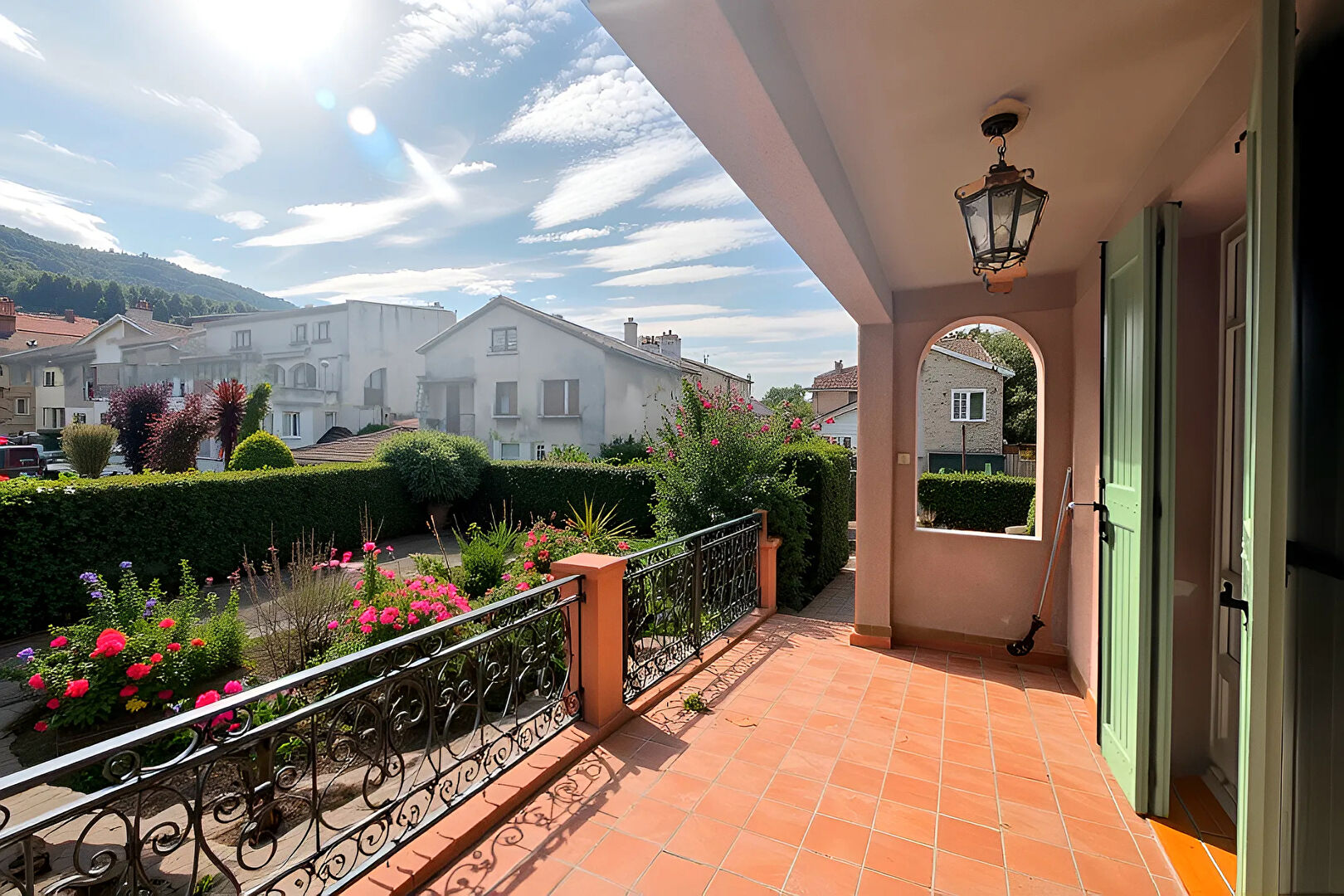 A LOUER - LES MEES - BEAU T3 MEUBLE / NON MEUBLE - TERRASSE - JARDIN